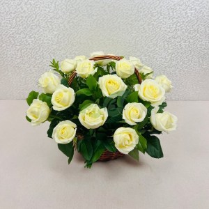 Розы и папоротник в корзине